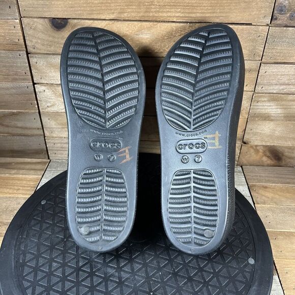 Crocs Sandals Womens Sz 7 Black Wide Strap Open Toe Platform Comfort Cushion - Picture 9 of 10